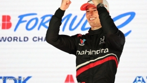 De Vries masters changeable conditions for Tokyo win