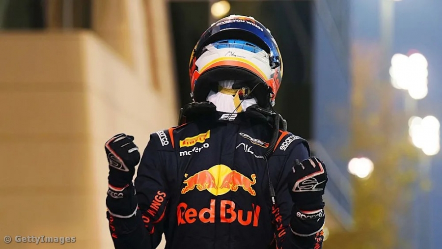 Martí charges through for Sakhir F2 Sprint victory