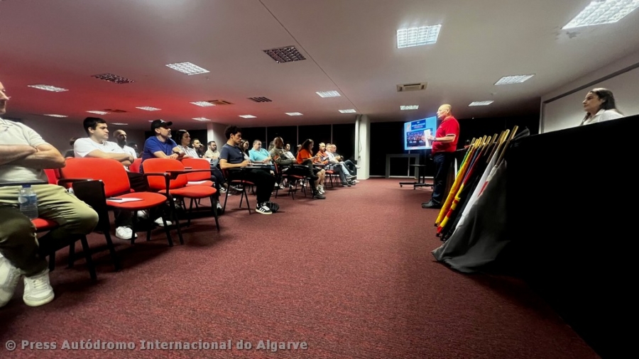 Comissários de pista em formação no AIA
