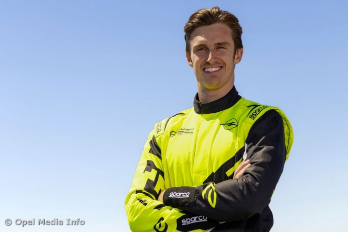 Th&eacute;o Pourchaire na equipa oficial da Opel na F&oacute;rmula E