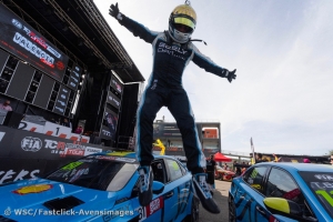Urrutia secures TCR shock victory at Valencia