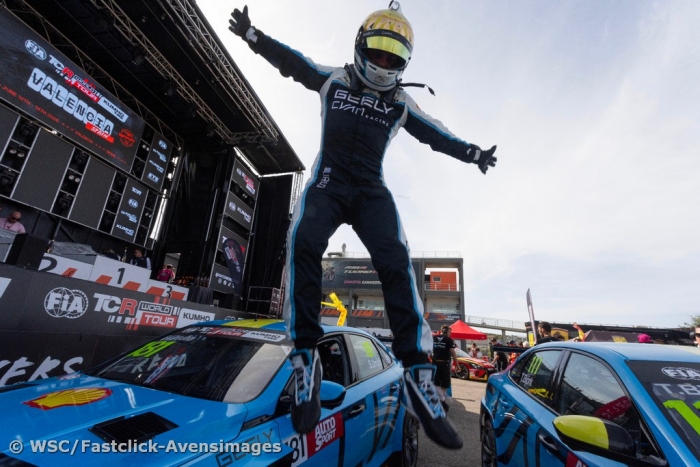 Urrutia secures TCR shock victory at Valencia