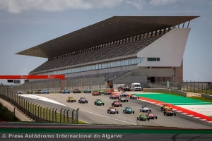 Abril fecha com ac&ccedil;&atilde;o no AIA e no KIA