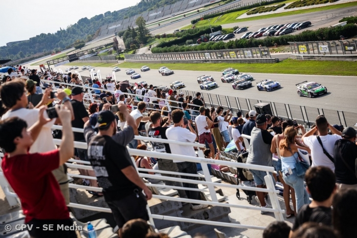 Jemma Moore irrepreens&iacute;vel em primeira corrida movimentada