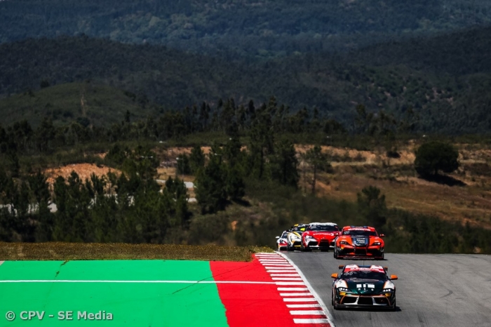 Alexandre Areia e Nuno Afonso vencem corrida de GT4 intensa